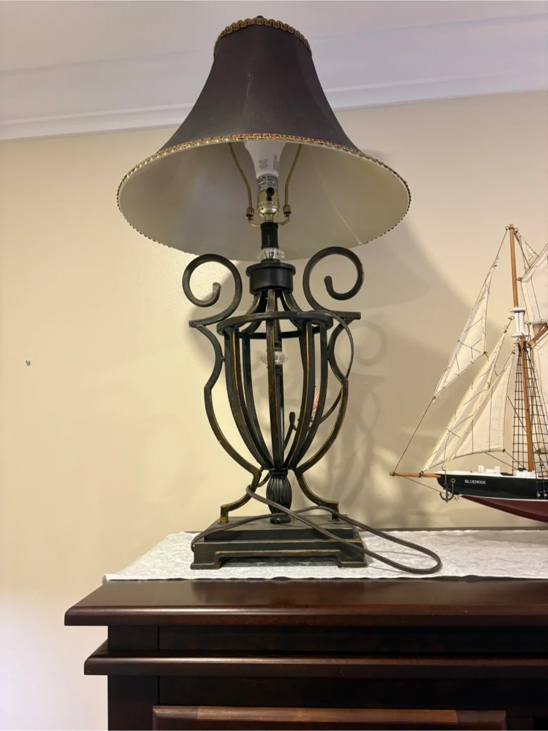 Elegant Brown Table Lamp image indicator(2)