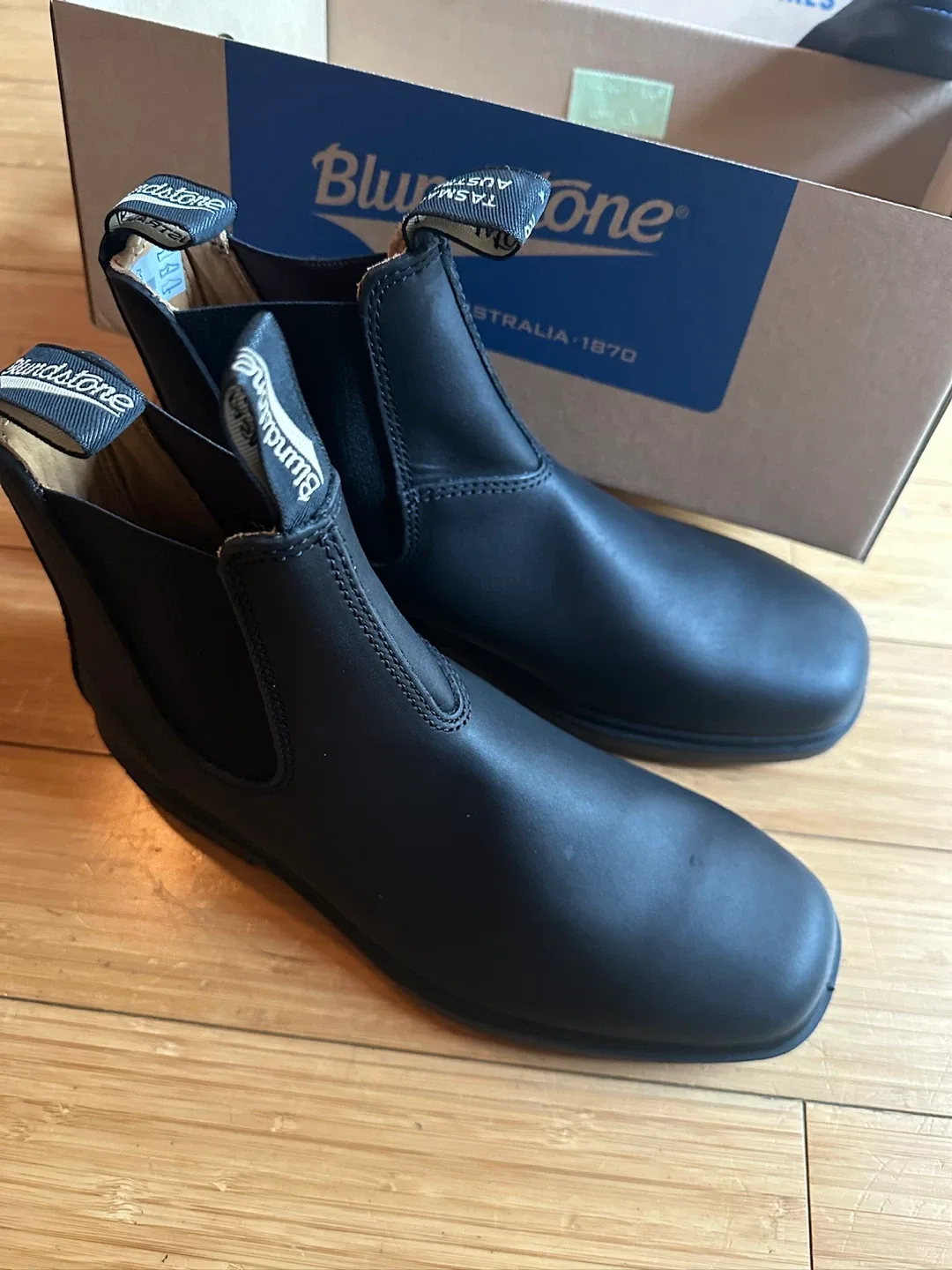 BRAND NEW BLUNDSTONE MEN SIZE 8 / WOMEN 10 CHISEL TOE BOOTS
