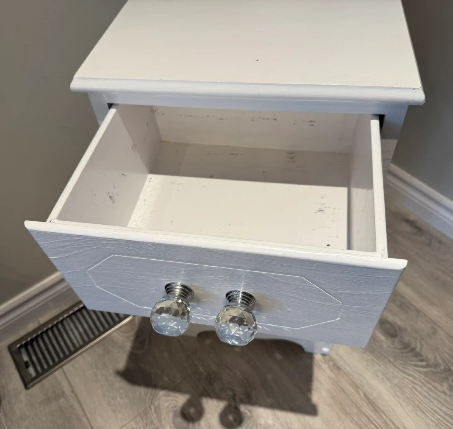 White Bedside Table with Crystal Knobs image indicator(2)