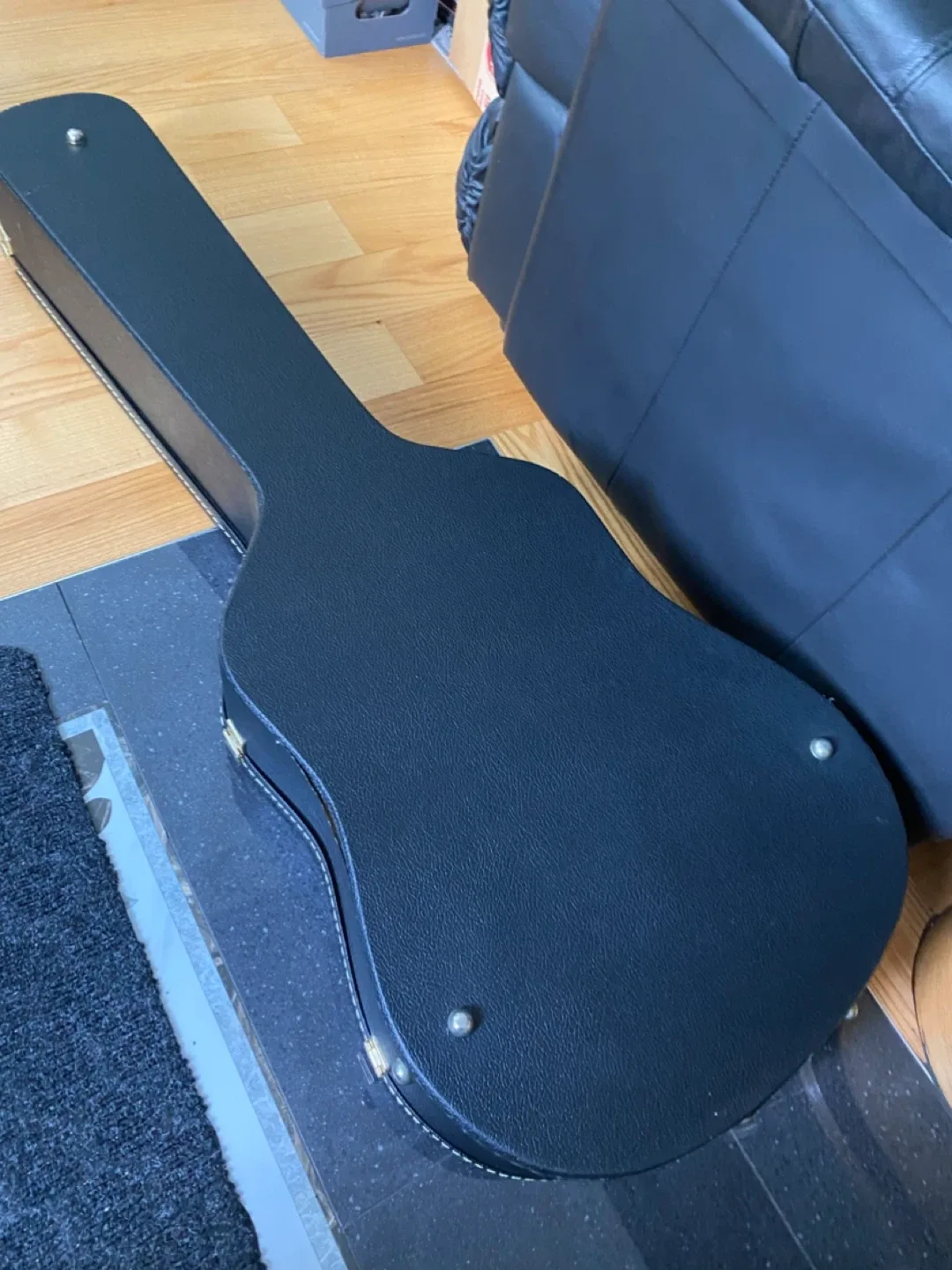 Guitar Hard Case - Made in Canada image indicator(2)