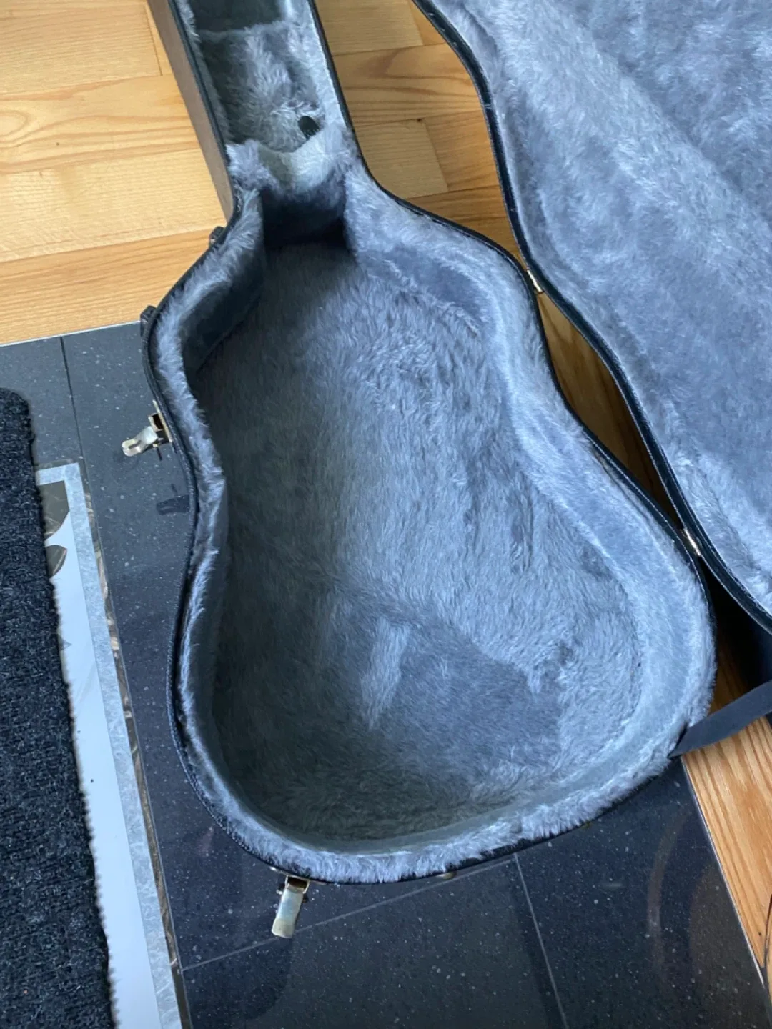 Guitar Hard Case - Made in Canada image indicator(3)