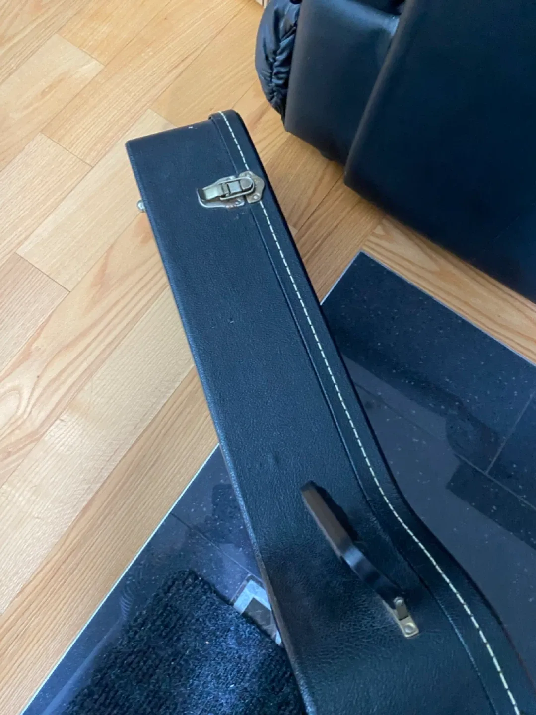 Guitar Hard Case - Made in Canada image indicator(6)