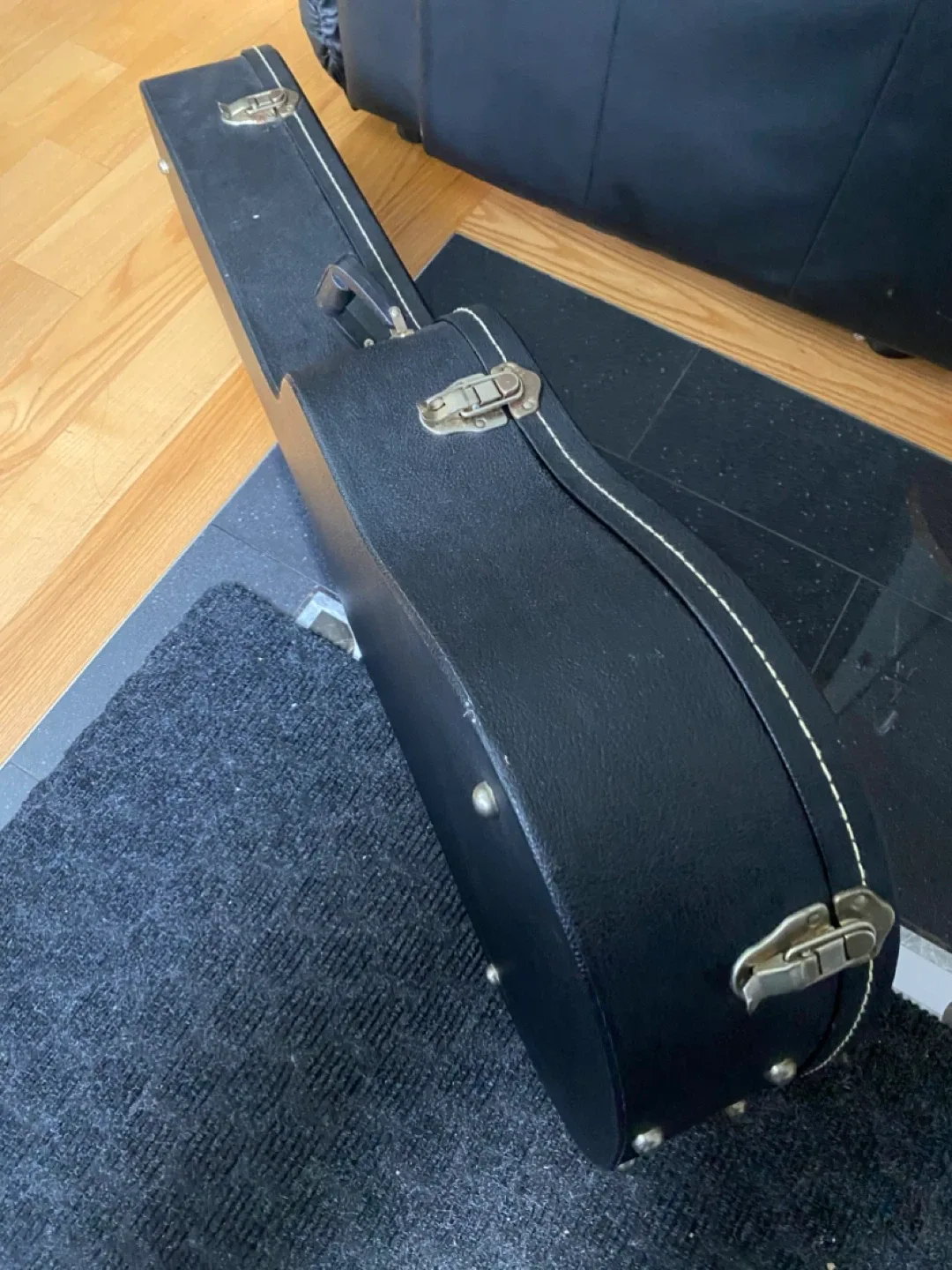 Guitar Hard Case - Made in Canada image indicator(7)