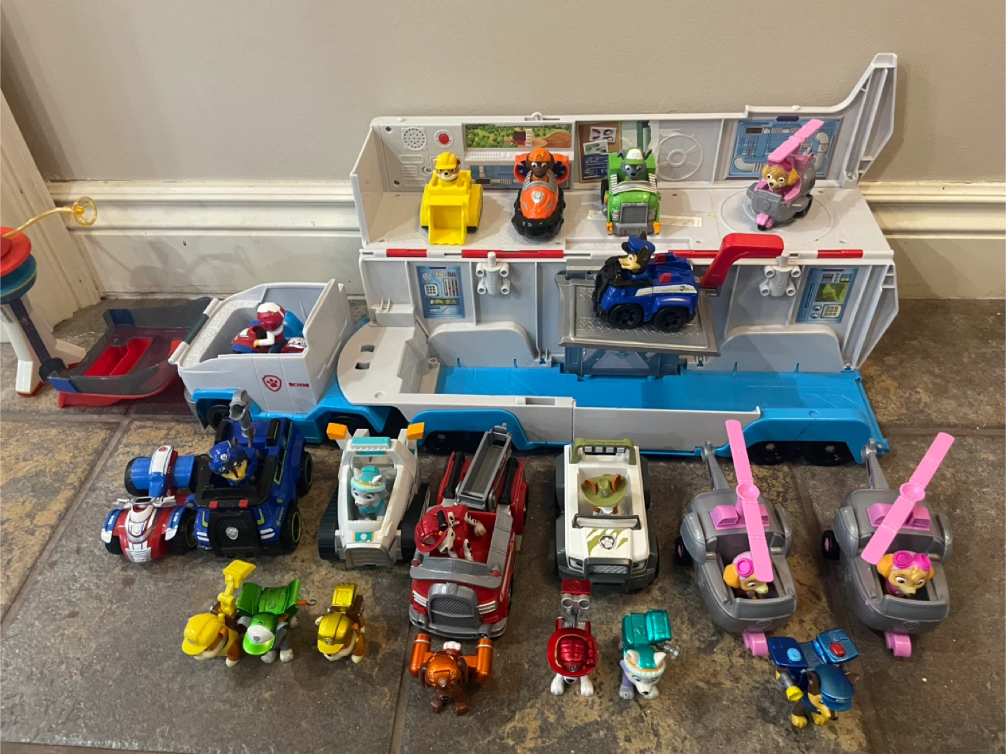 Transforming PAW Patroller team vehicle playset - photo 3