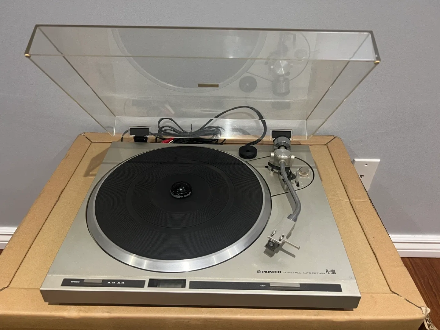 Pioneer PL-300 Quartz-PLL Auto-Return Turntable