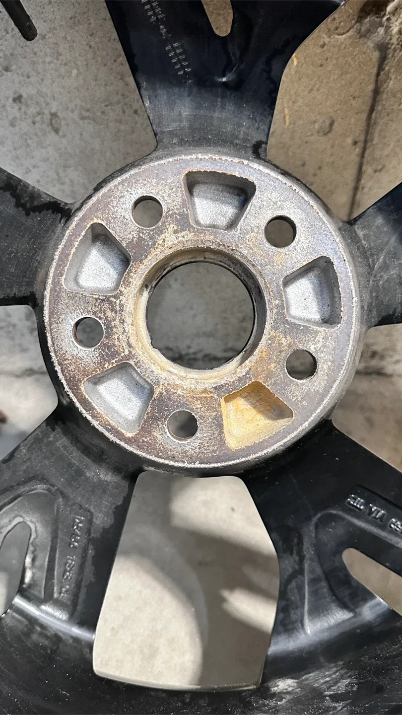 Winter Tire on Black Alloy Rim - 225 60 18 image indicator(6)