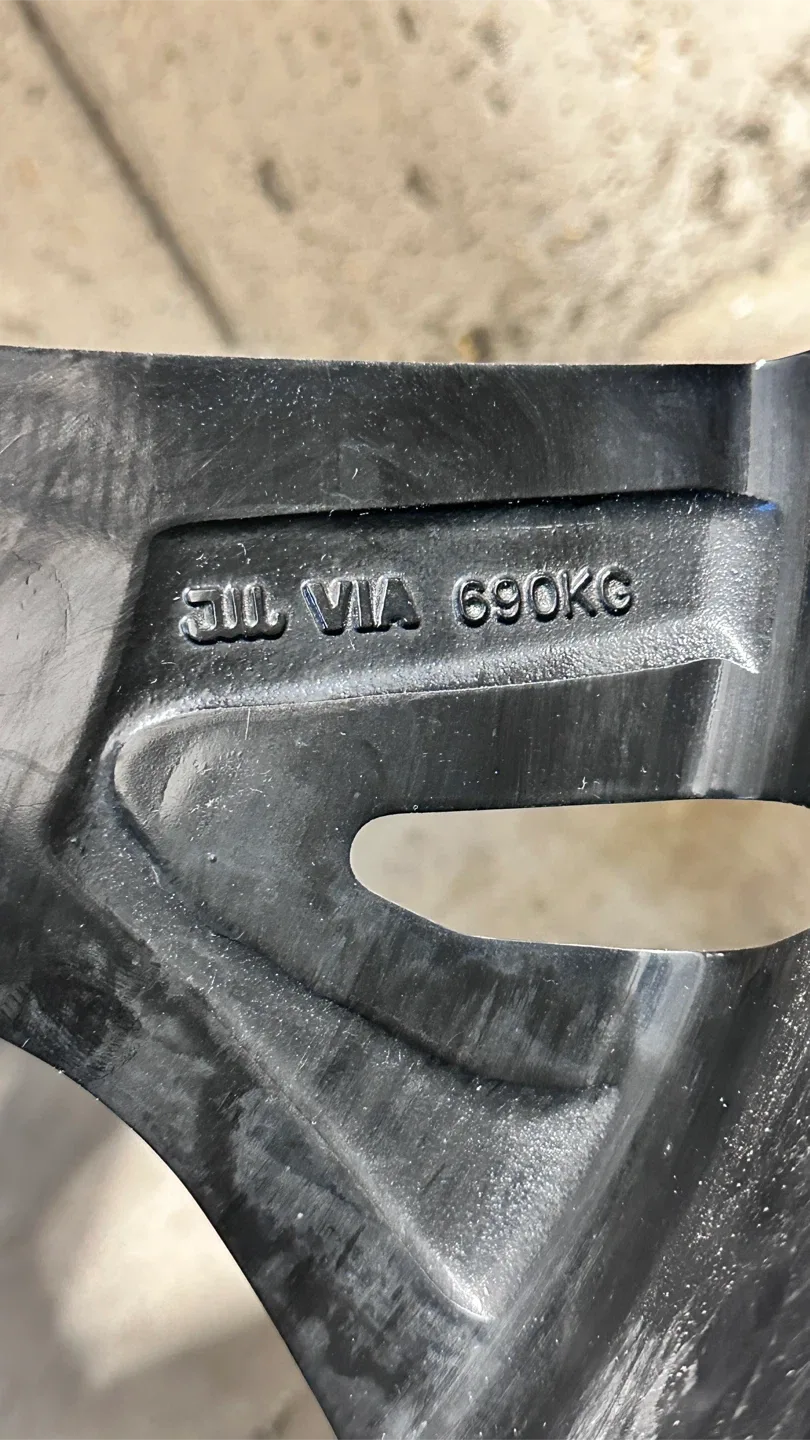 Winter Tire on Black Alloy Rim - 225 60 18 image indicator(8)