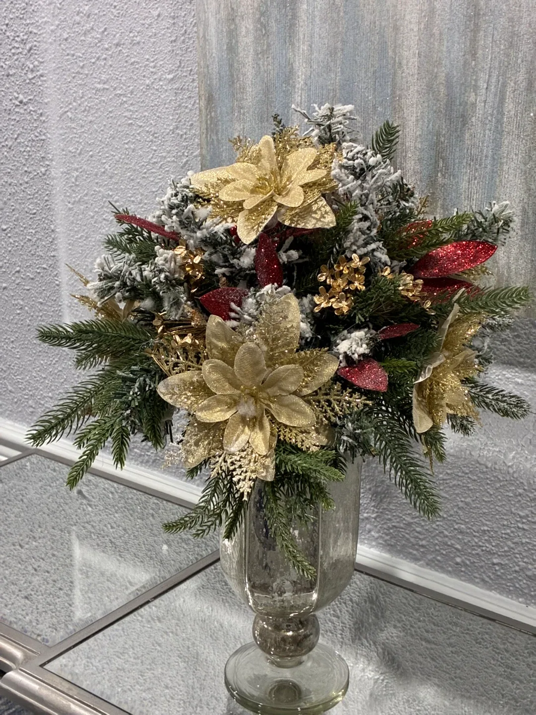 Floral Christmas Arrangement in Vase image indicator(2)