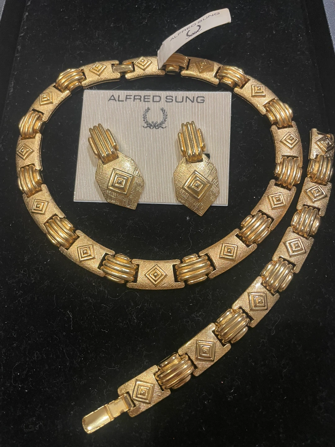 UNIQUE 3 pc Alfred Sung Gold Tone Necklace & Earrings Set