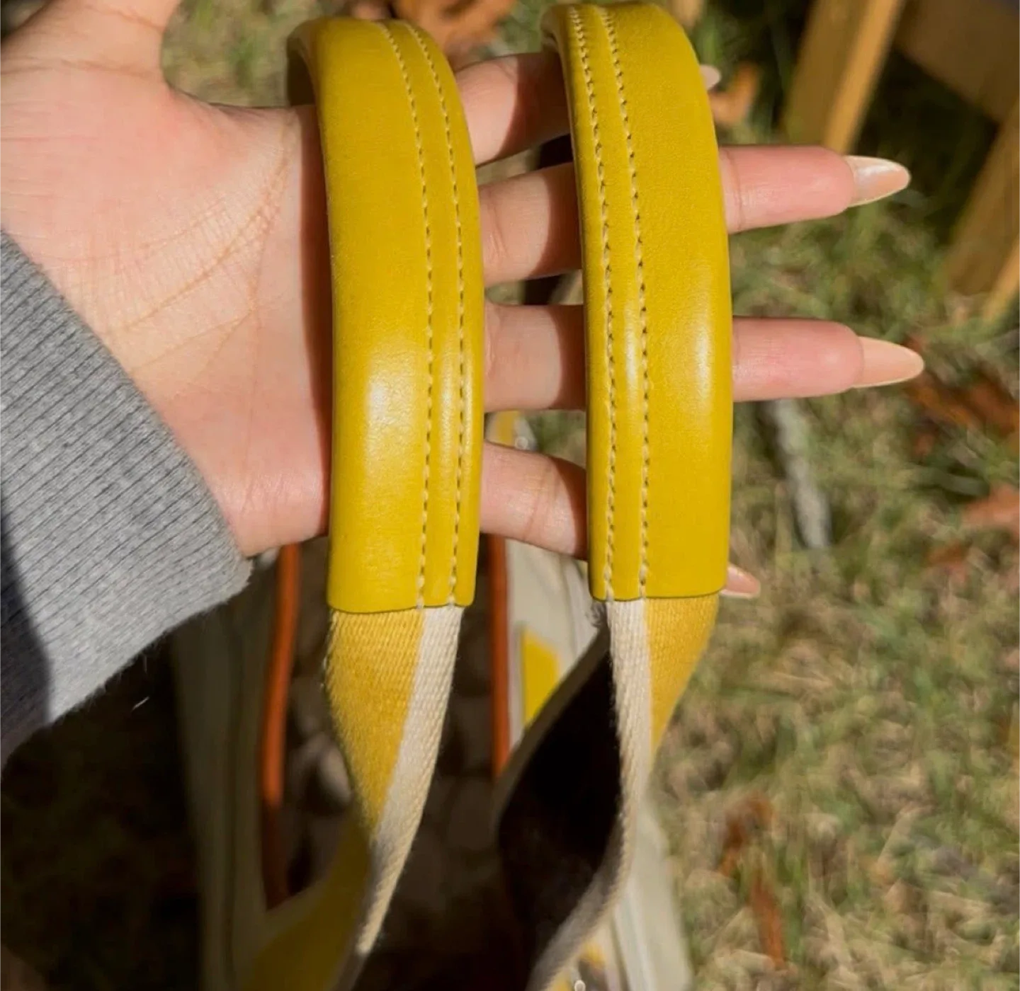 #CLEANOUT Coach Cream/Yellow Handbag image indicator(5)