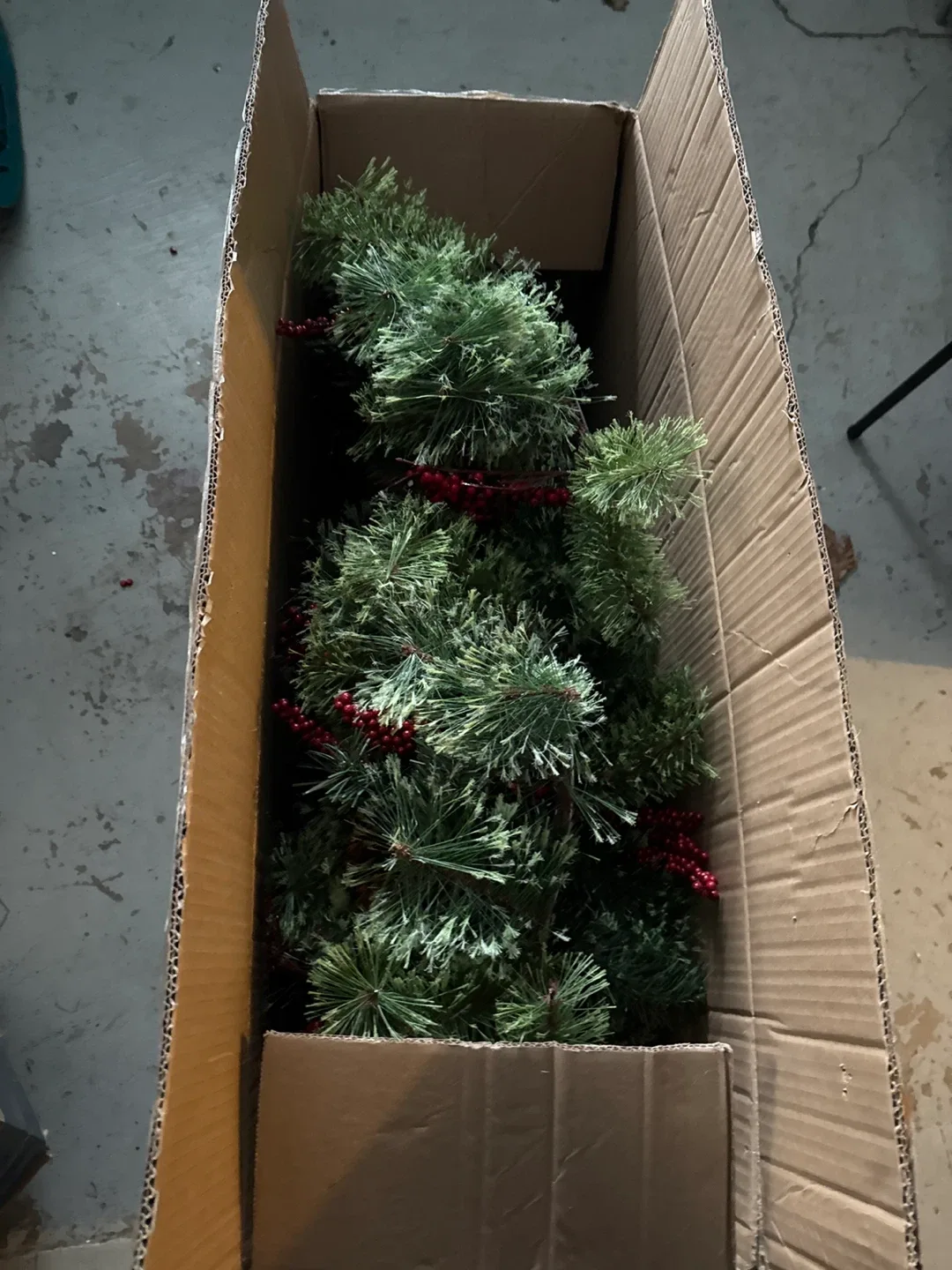 4 Christmas Wreath with Pine Cones & Red Berries image indicator(5)