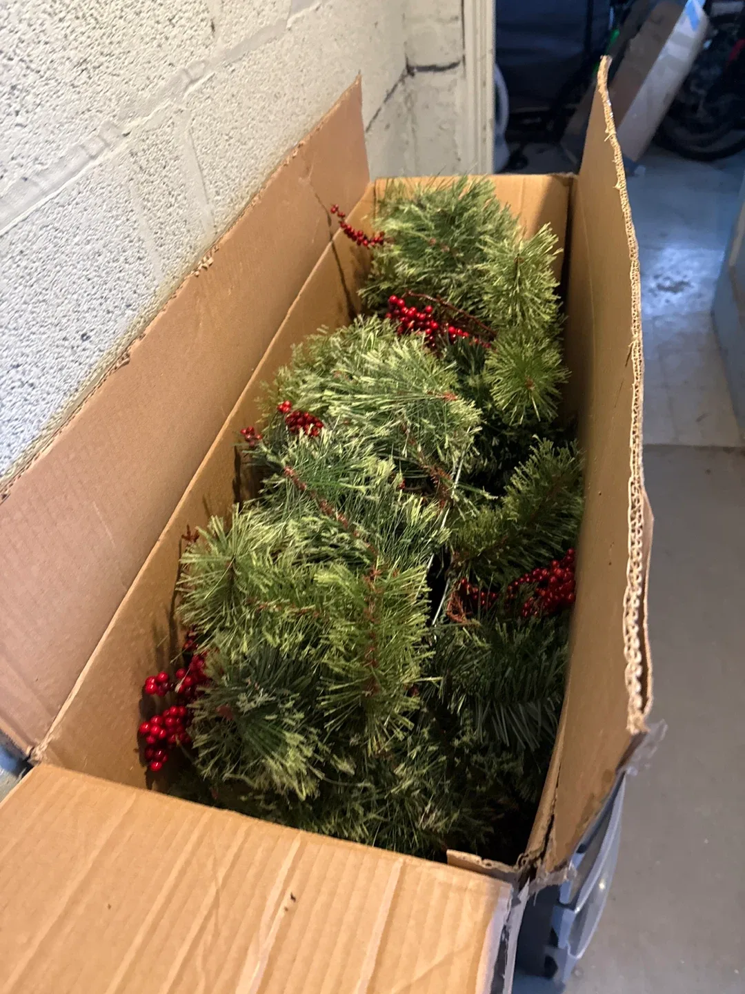4 Christmas Wreath with Pine Cones & Red Berries image indicator(7)
