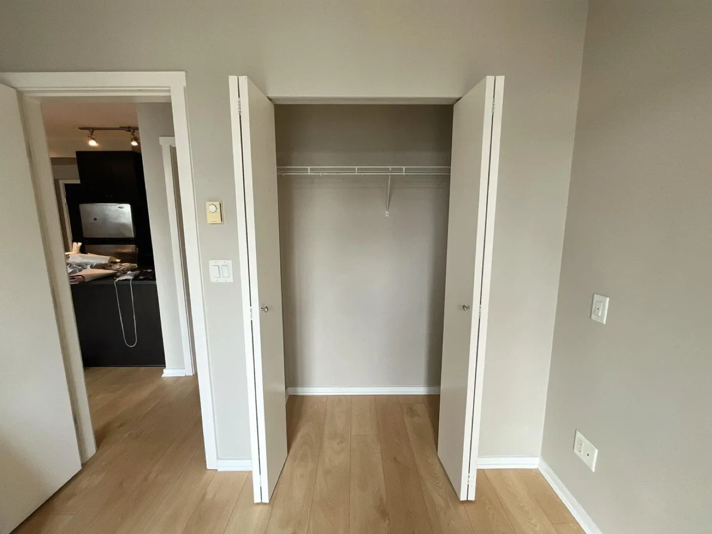 Private Room and Bathroom in Yaletown image indicator(5)