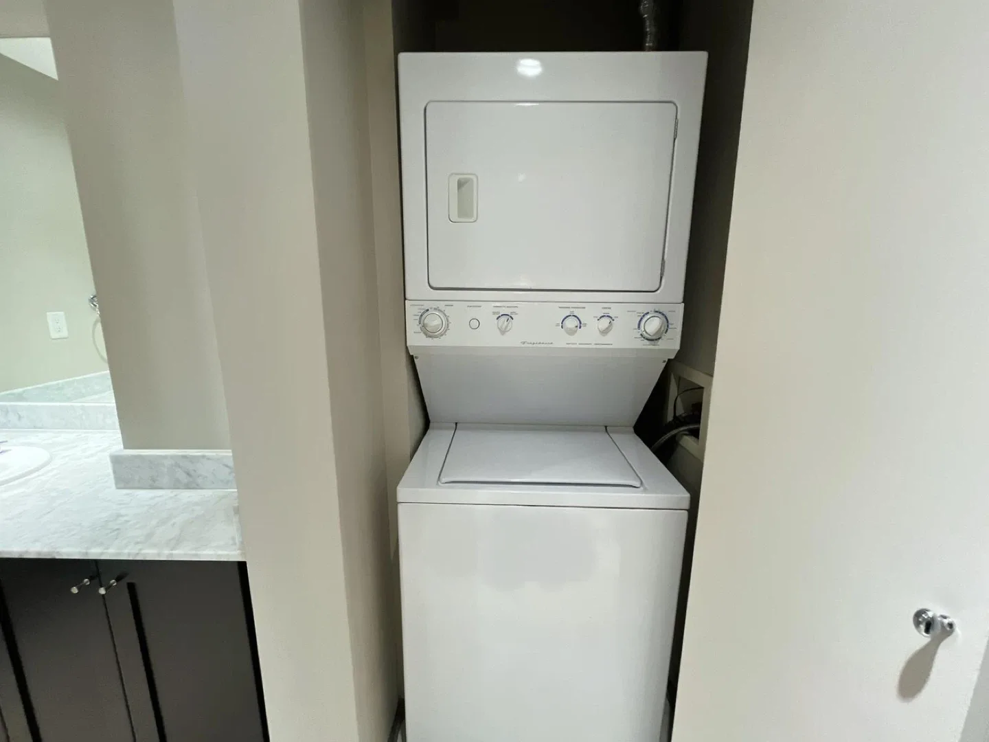 Private Room and Bathroom in Yaletown image indicator(6)