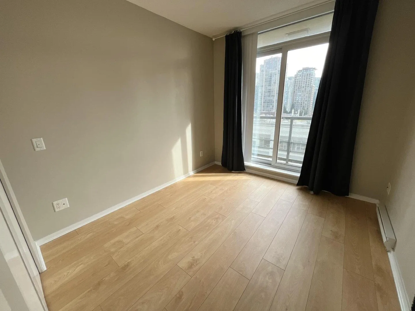 Private Room and Bathroom in Yaletown image indicator(2)