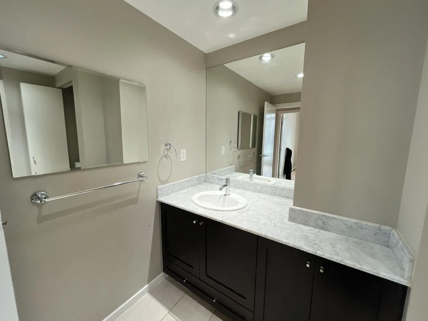 Private Room and Bathroom in Yaletown image indicator(8)