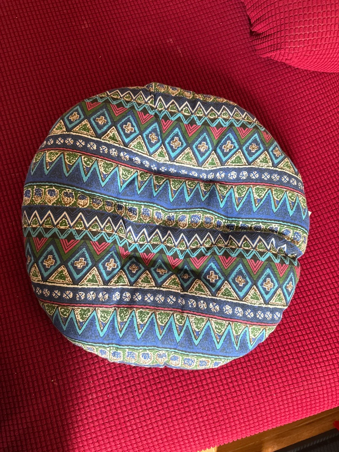 Round patterned cushion