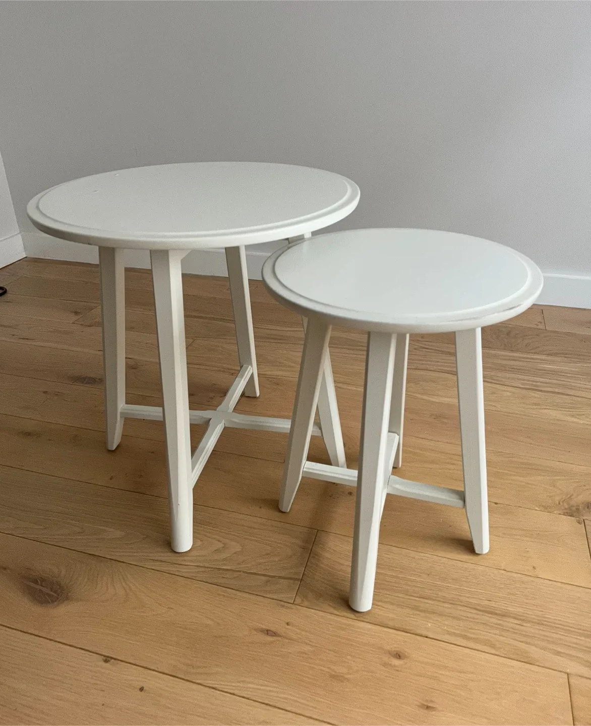 IKEA White set of coffee table/chair. Great condition