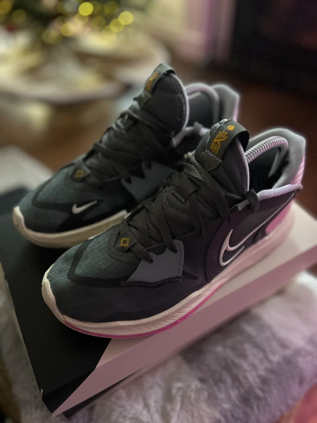 Nike Kyrie Low 5, Size 7 image indicator(2)