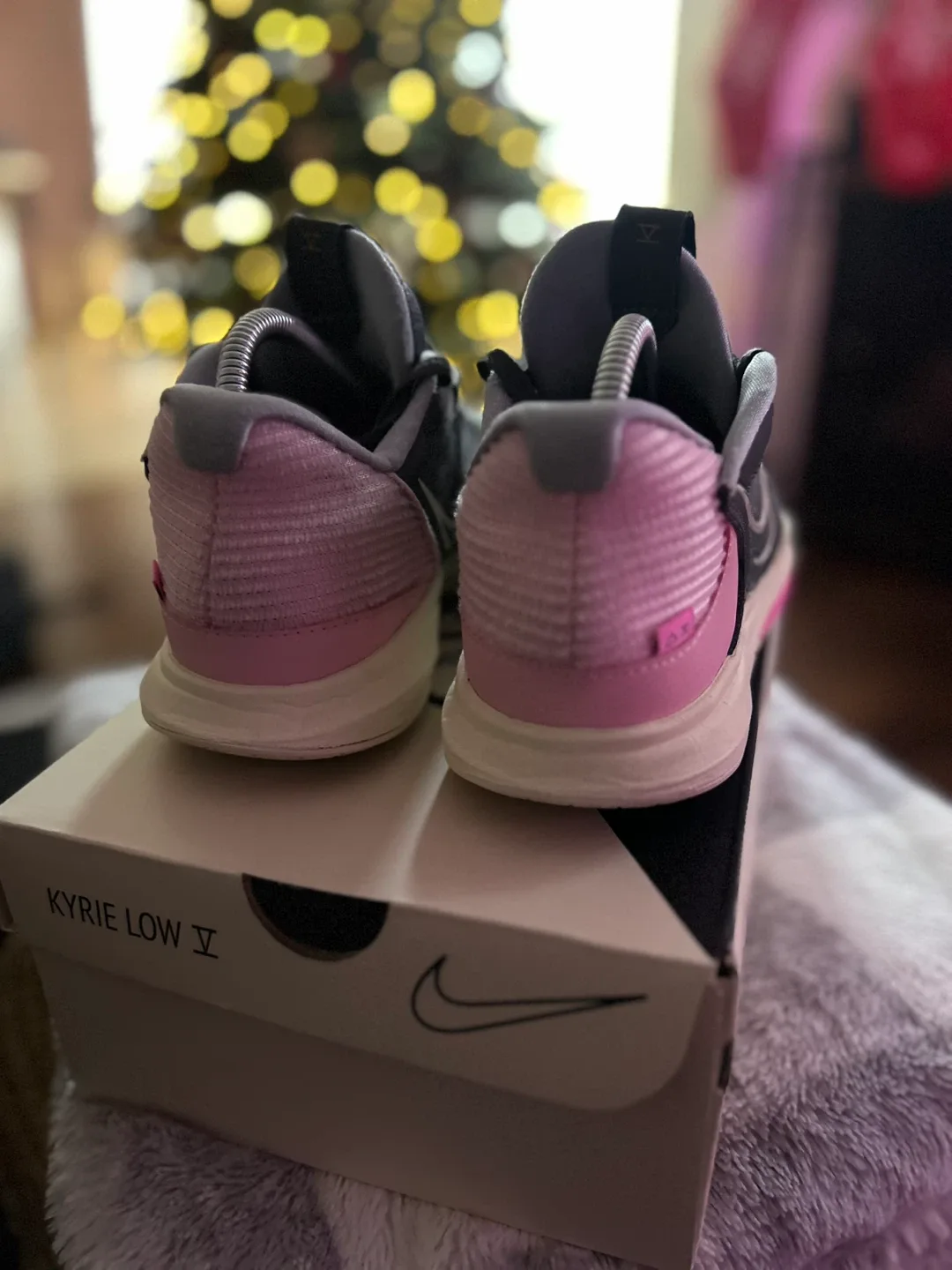 Nike Kyrie Low 5, Size 7 image indicator(4)