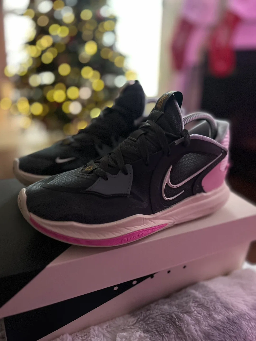 Nike Kyrie Low 5, Size 7 image indicator(3)