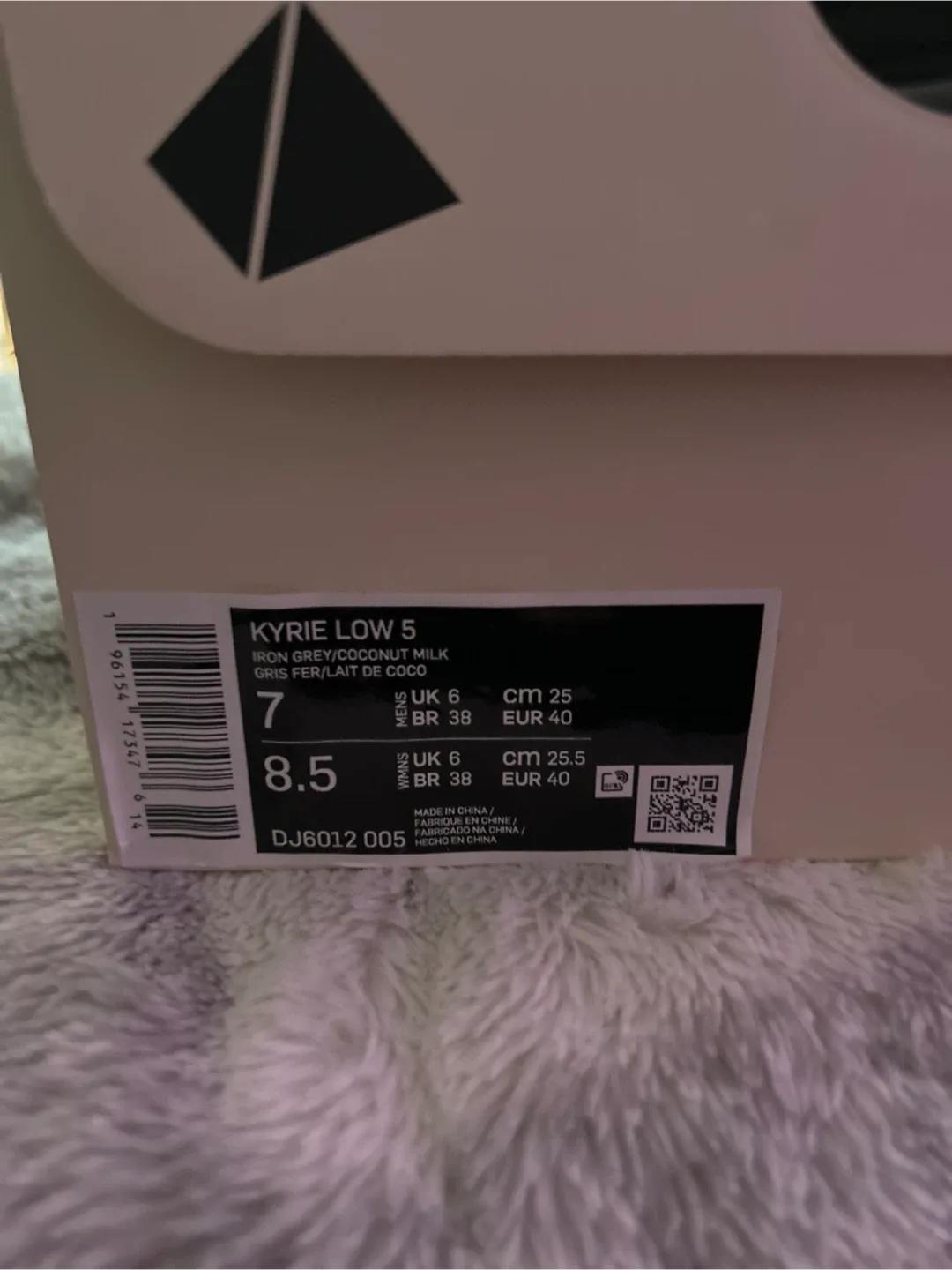 Nike Kyrie Low 5, Size 7 image indicator(5)
