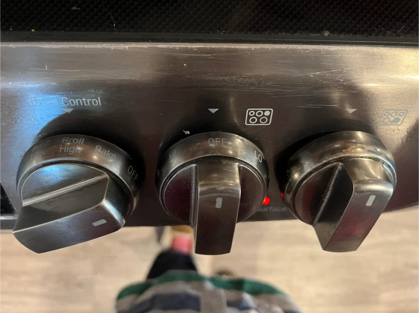 LG Electric Range - Cracked Oven Door image indicator(2)