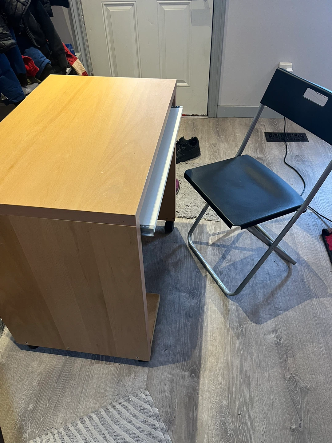 Light Wood Desk with Pull-Out Shelf - photo 3