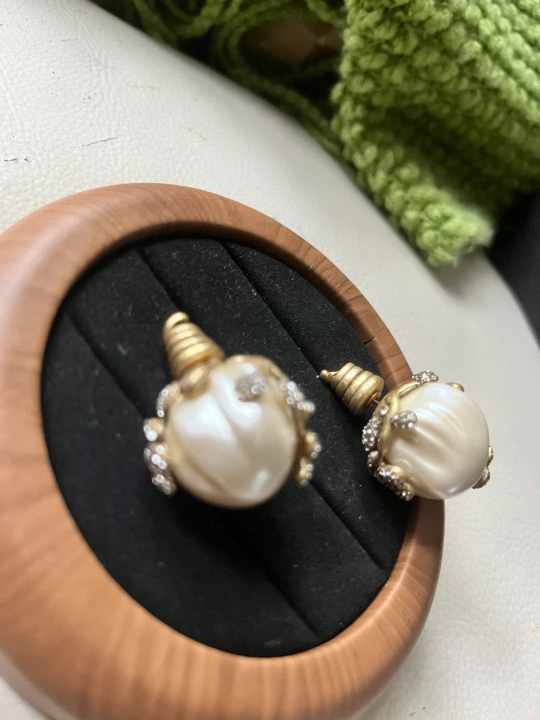 Pearl Earrings with Rhinestones image indicator(3)