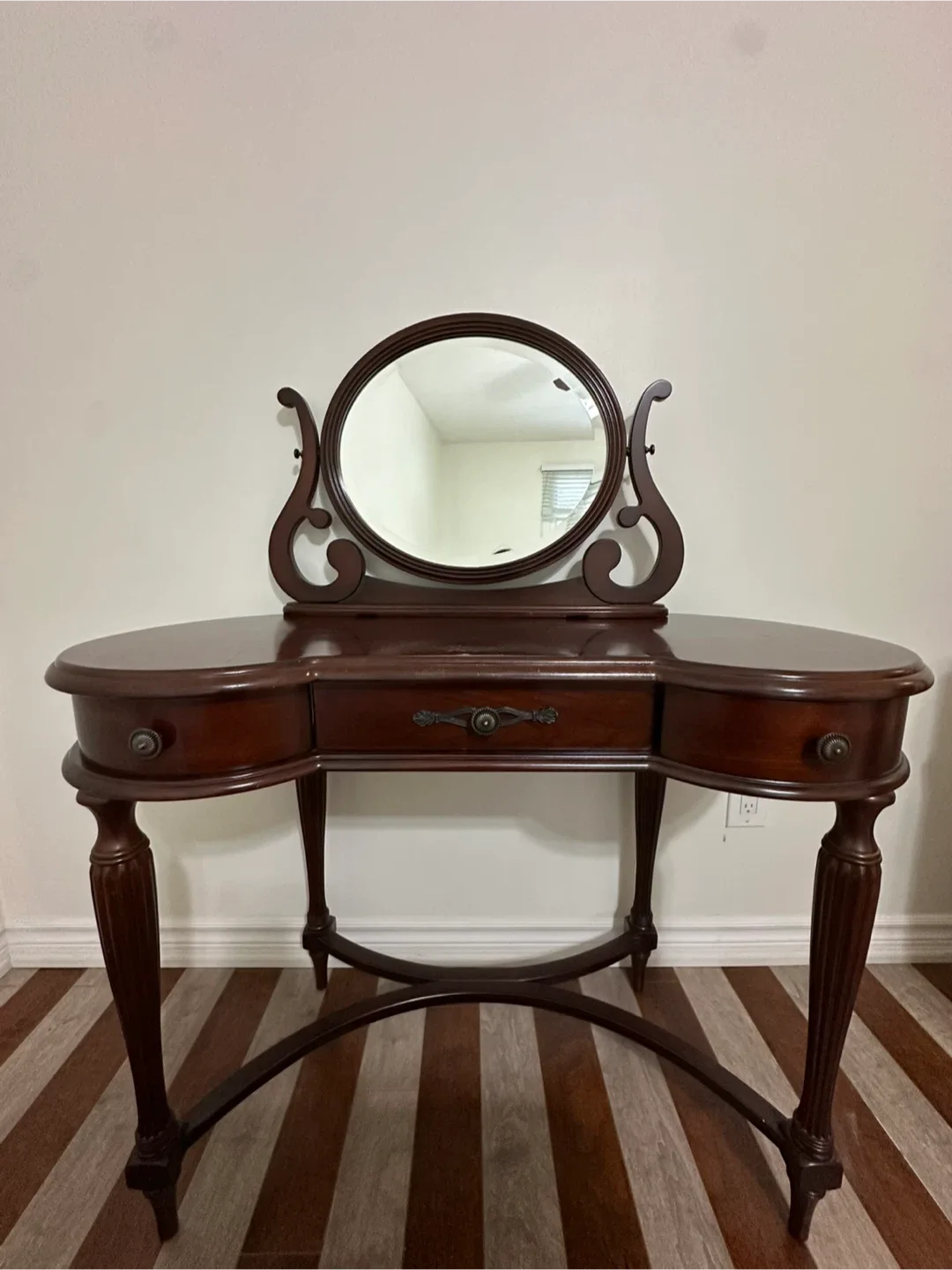 Vanity with Matching Upholstered Bench image indicator(2)