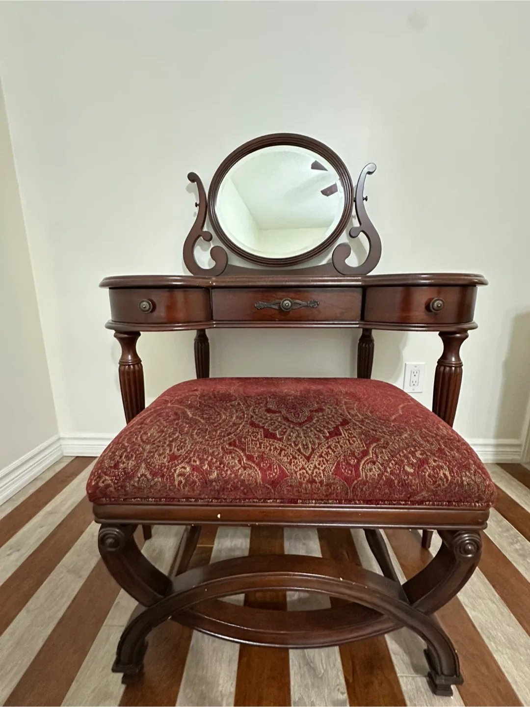 Vanity with Matching Upholstered Bench image indicator(3)
