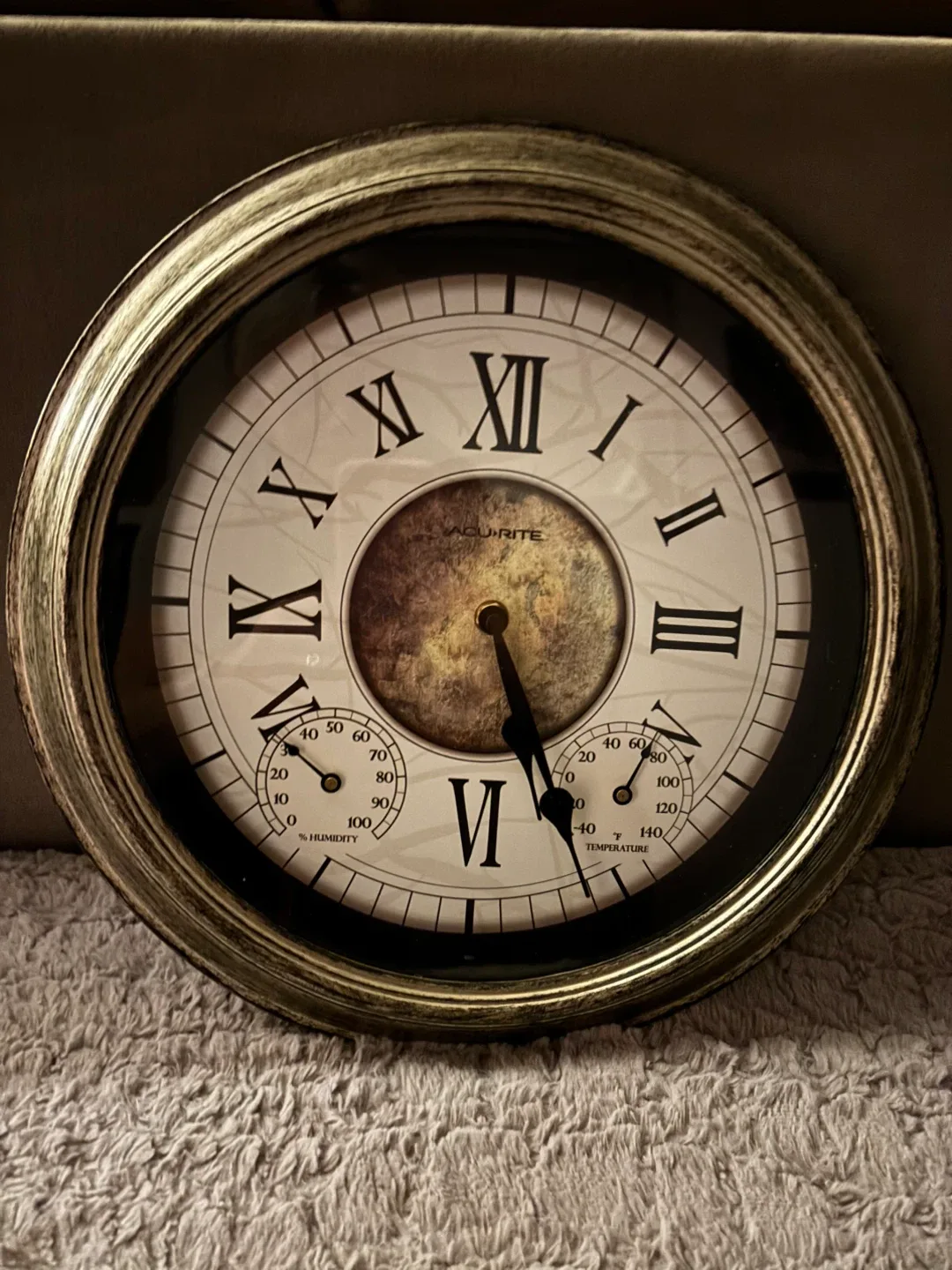 AcuRite Wall Clock with Temperature & Humidity image indicator(3)