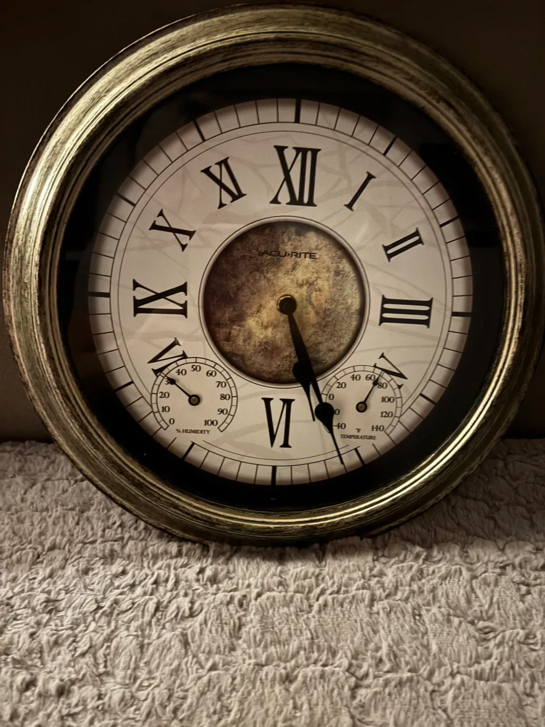 AcuRite Wall Clock with Temperature & Humidity image indicator(2)