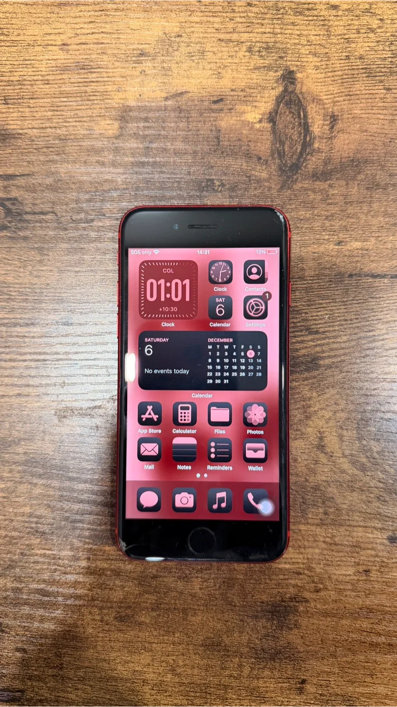 Product Red iPhone SE (2nd Generation) image indicator(3)