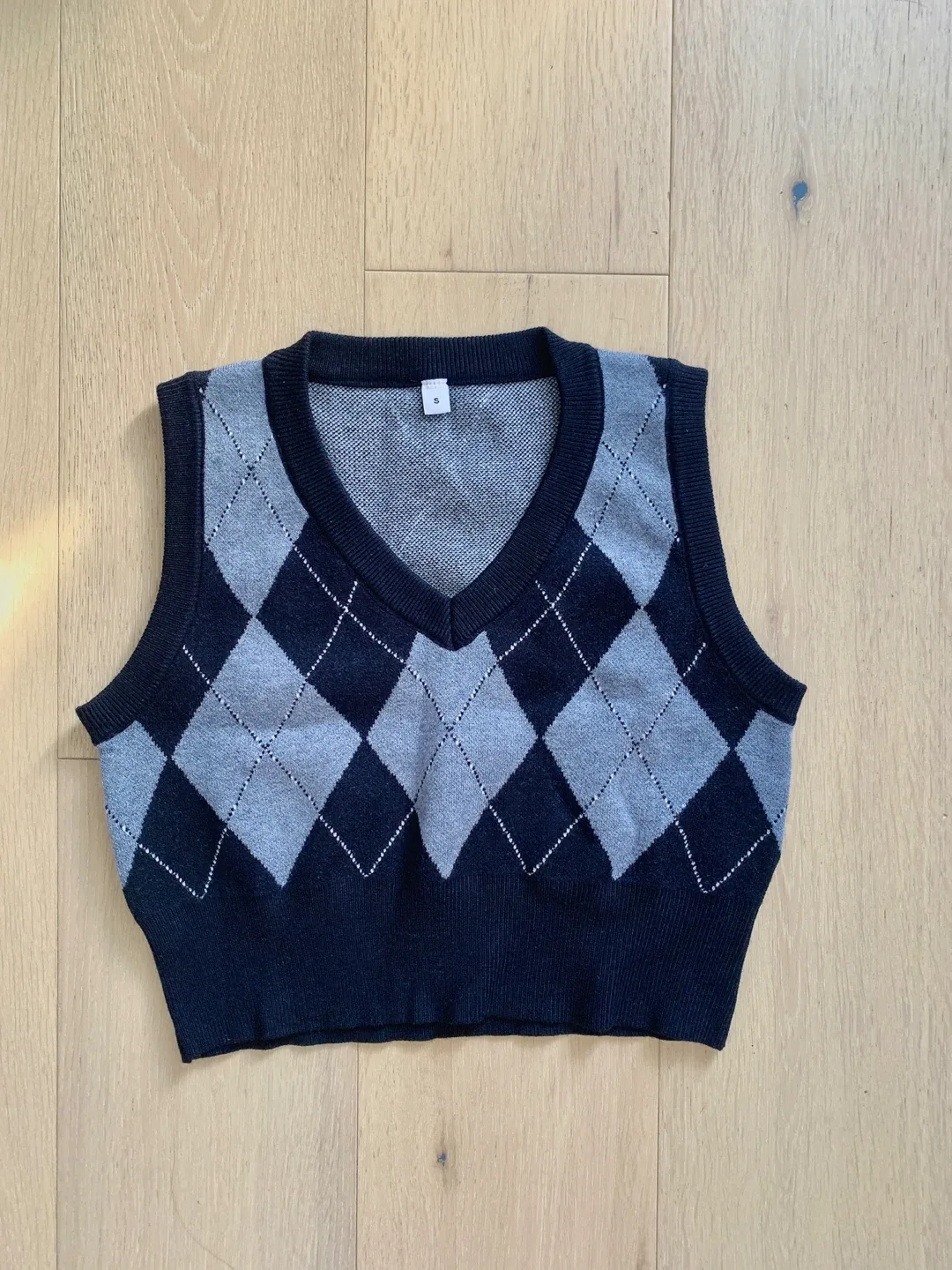 Women’s Cropped Argyle Sweater Vest - Size S image indicator(3)