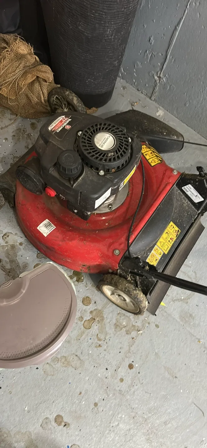 Yard Machines 21" Cutting Width Lawnmower image indicator(2)