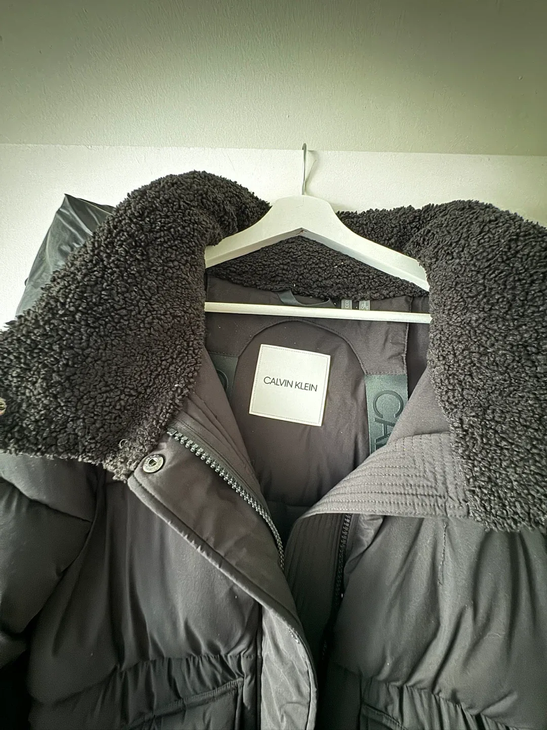 Calvin Klein Black Puffer Jacket - Size M image indicator(2)