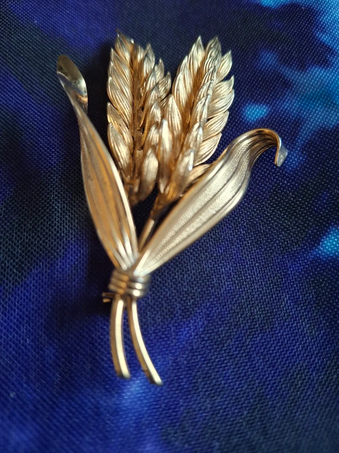 Gold tone wheat sheaf brooch