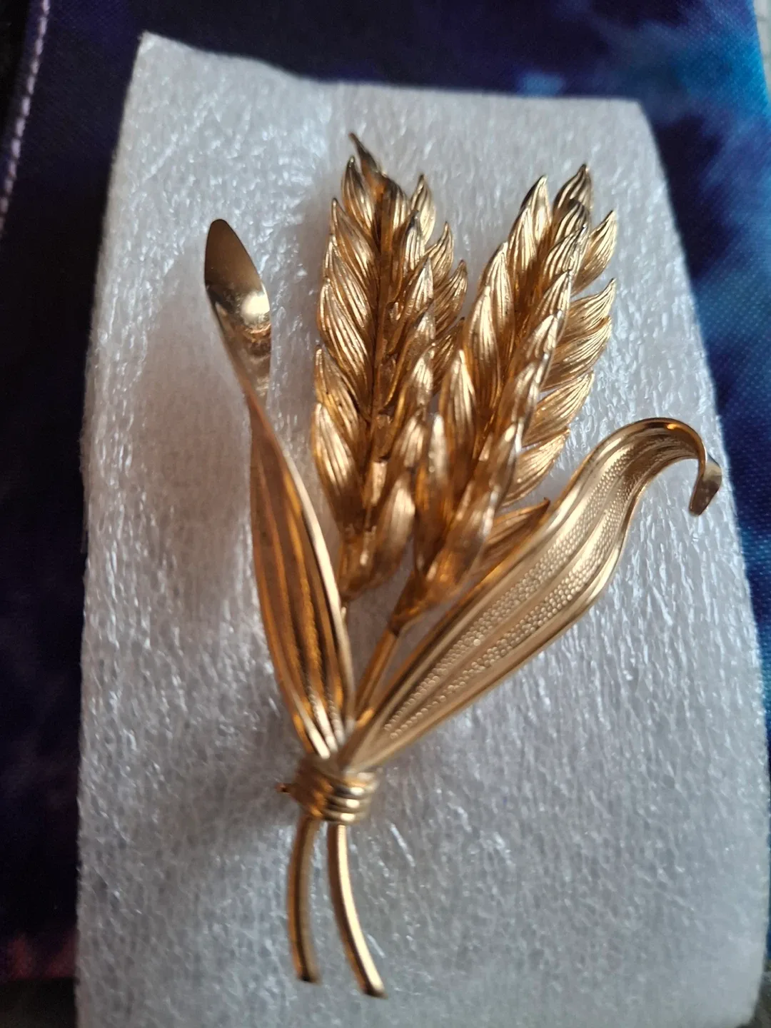 Gold tone wheat sheaf brooch image indicator(3)