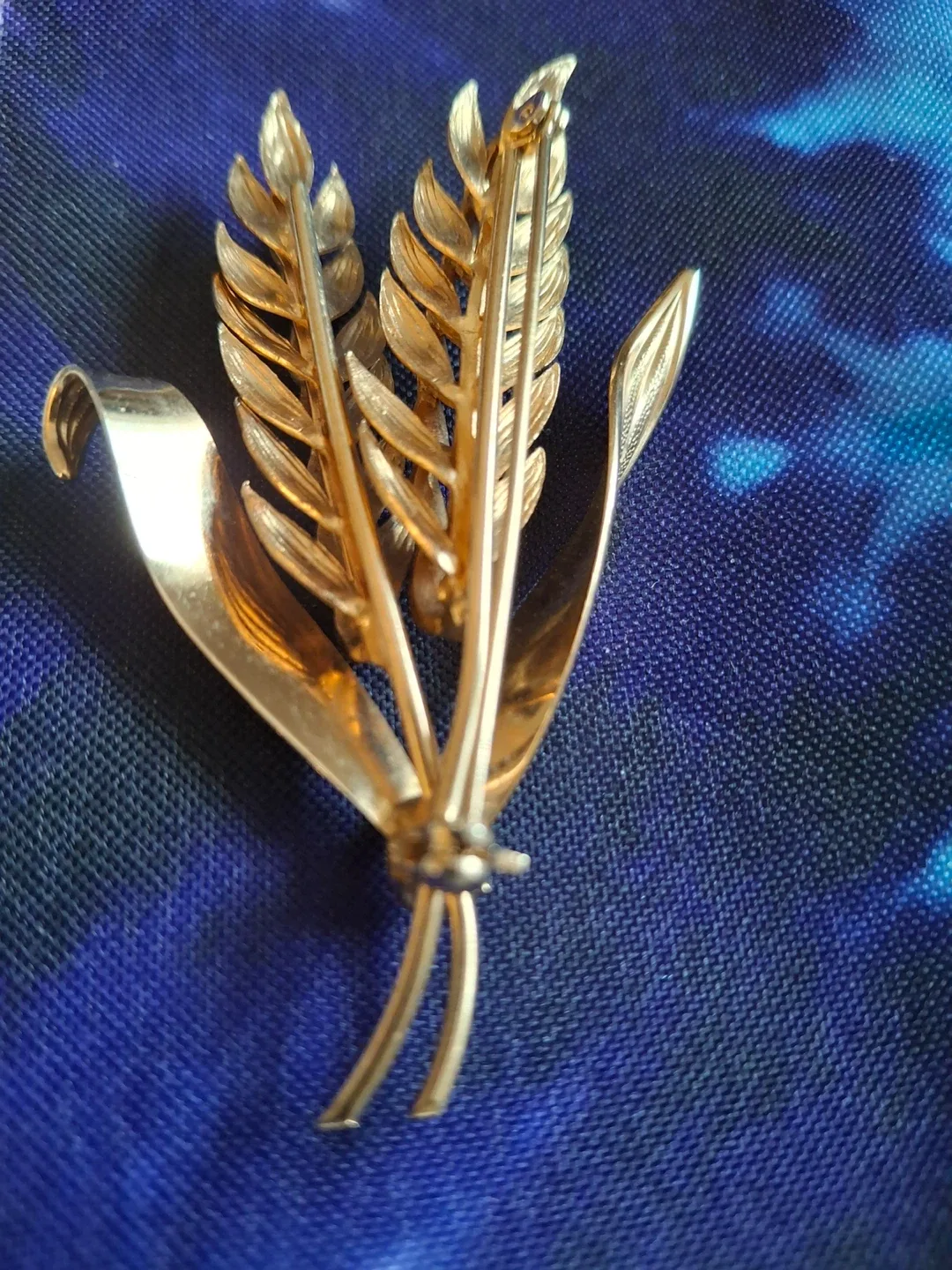 Gold tone wheat sheaf brooch image indicator(2)