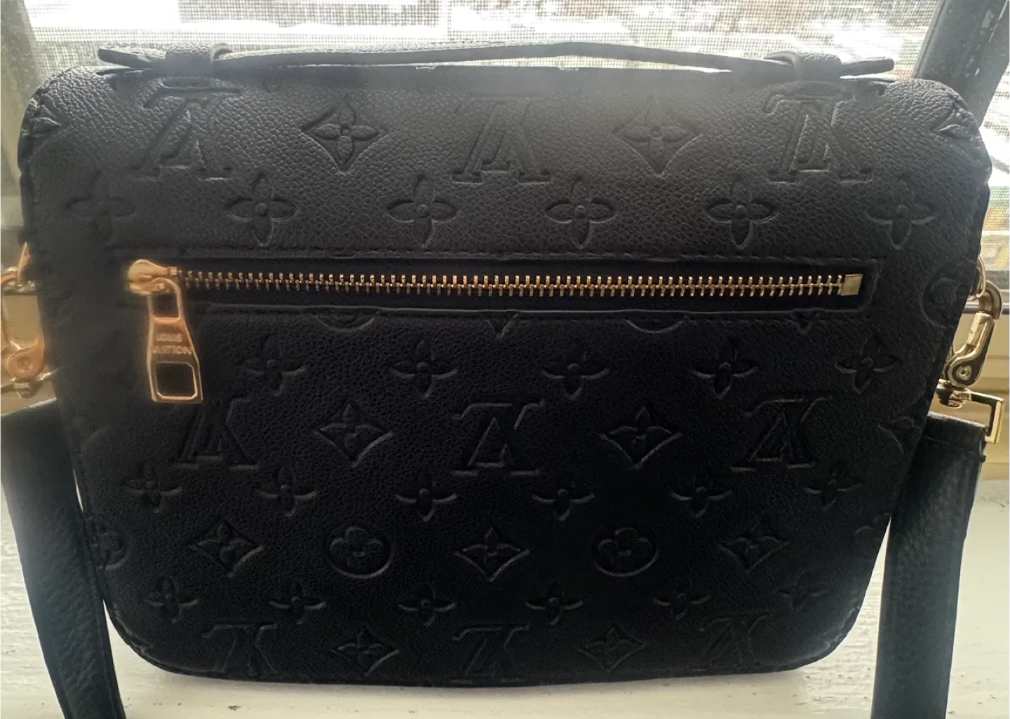 Louis Vuitton Black Leather Shoulder Bag image indicator(2)