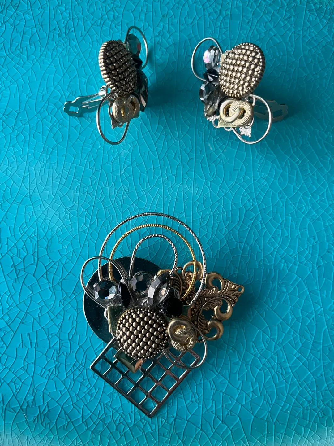 Hand Made Brooch and Clip-on Earring Set image indicator(3)