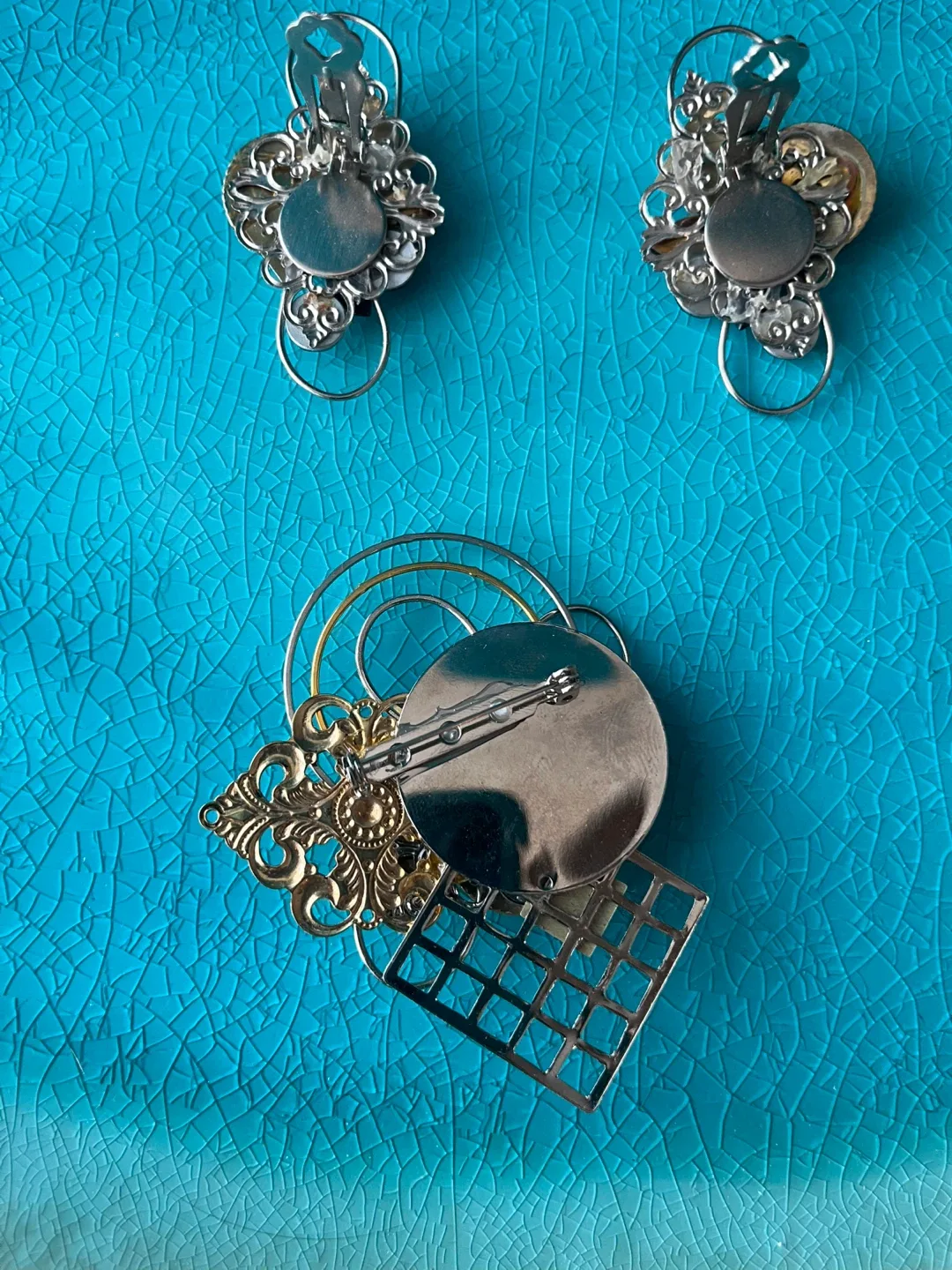 Hand Made Brooch and Clip-on Earring Set image indicator(2)