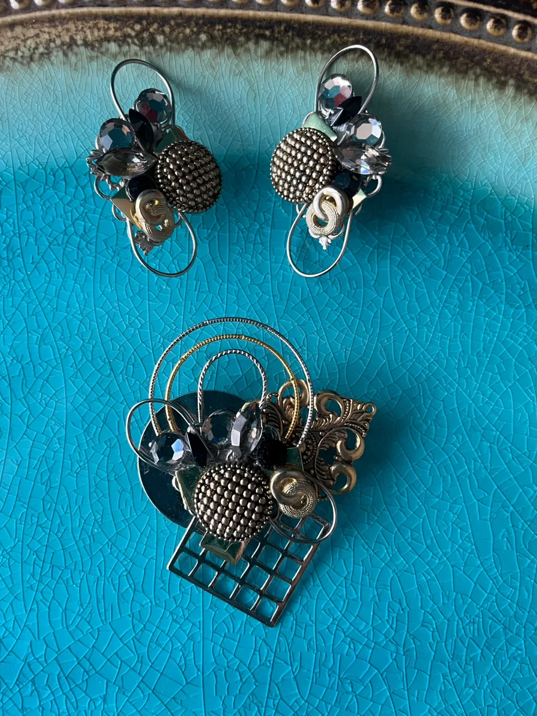 Hand Made Brooch and Clip-on Earring Set image indicator(4)