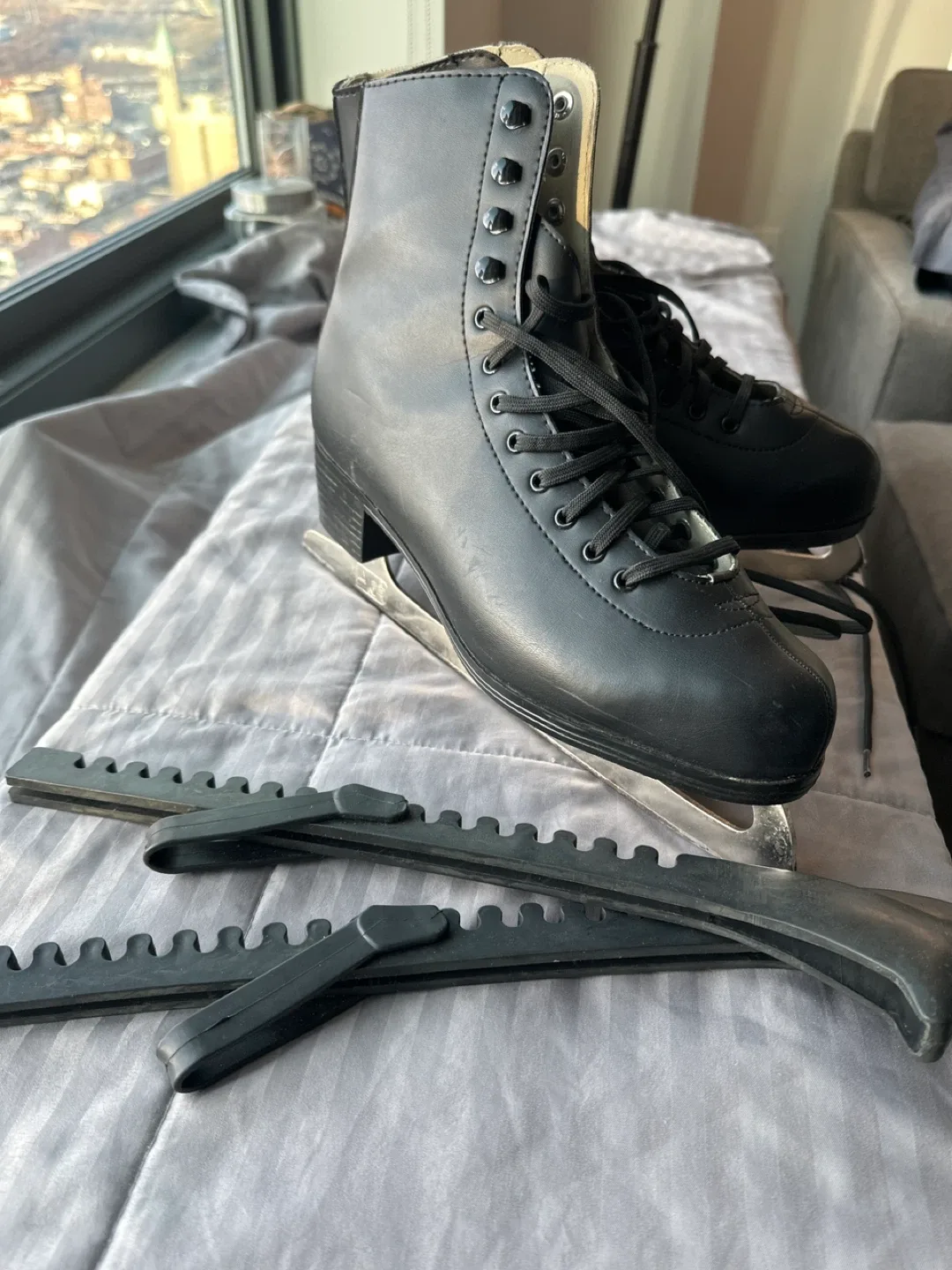 Black Ice Skates (Men’s 10.5)