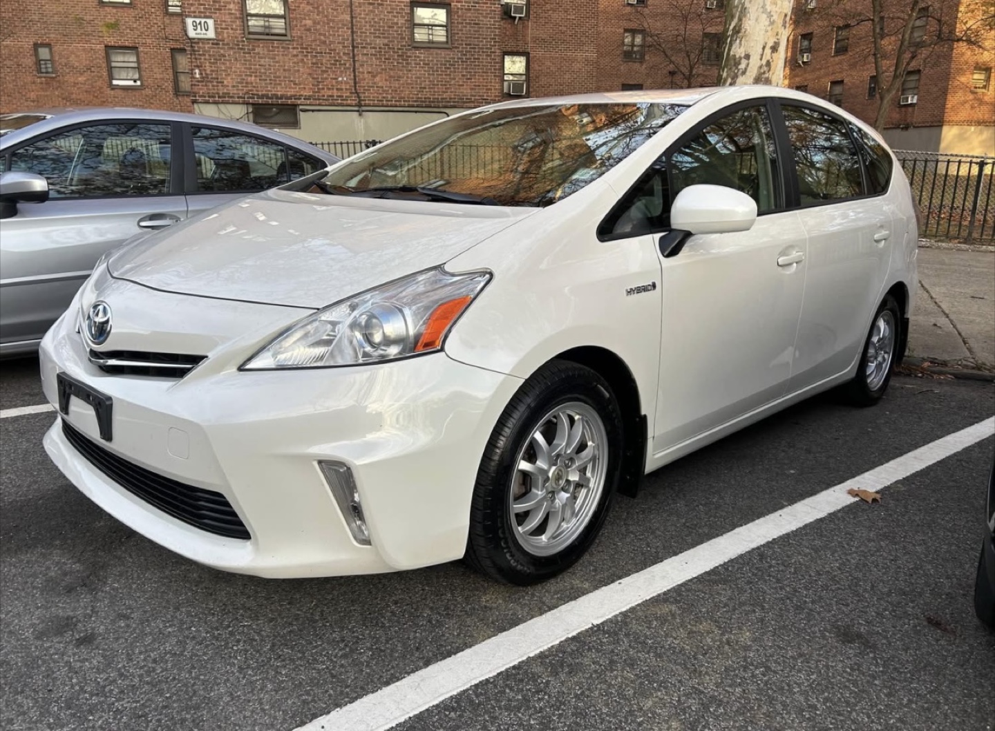 2012 Toyota Prius V Hatchback - photo 2