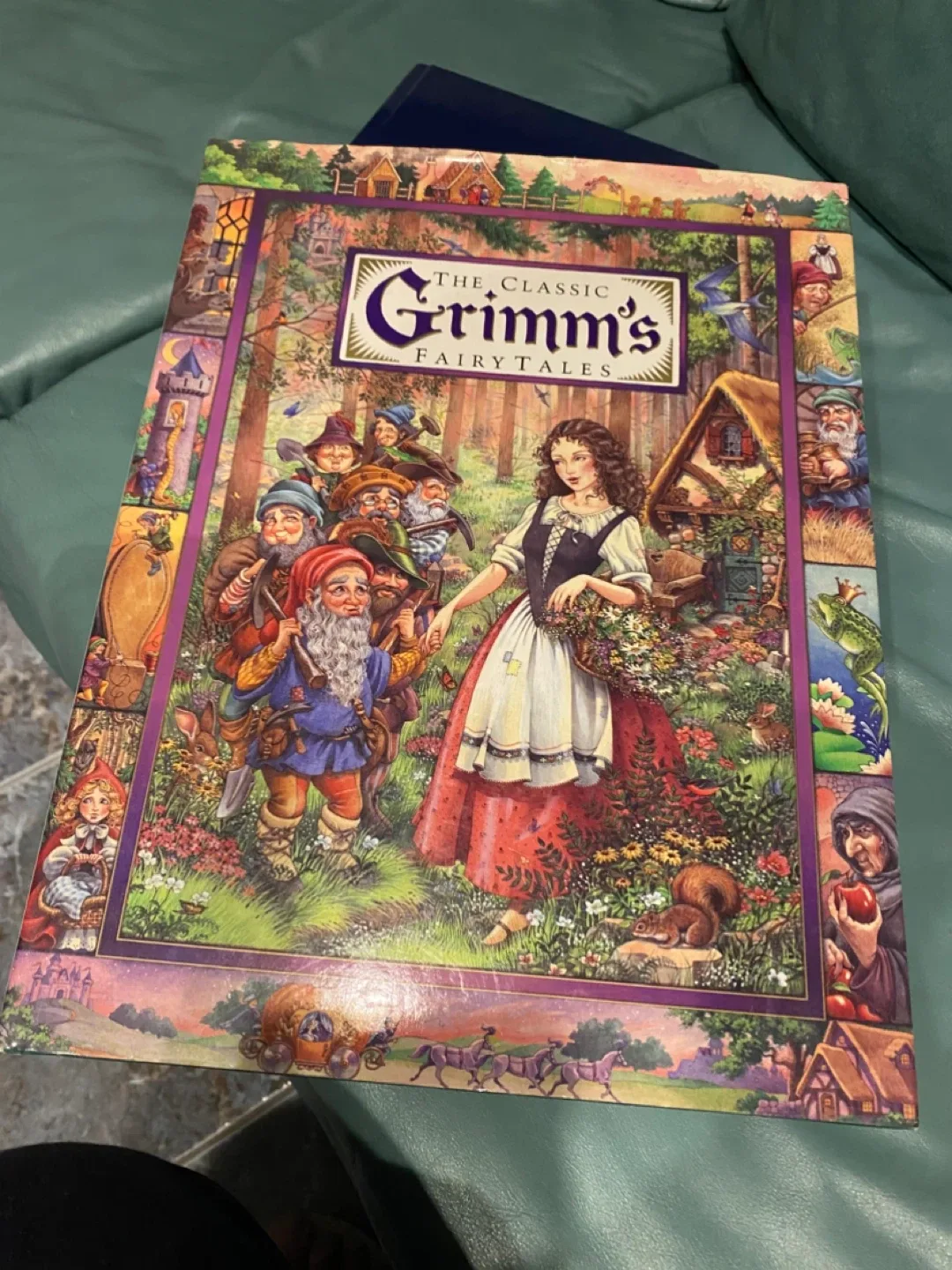 The Classic Grimm's Fairy Tales Book
