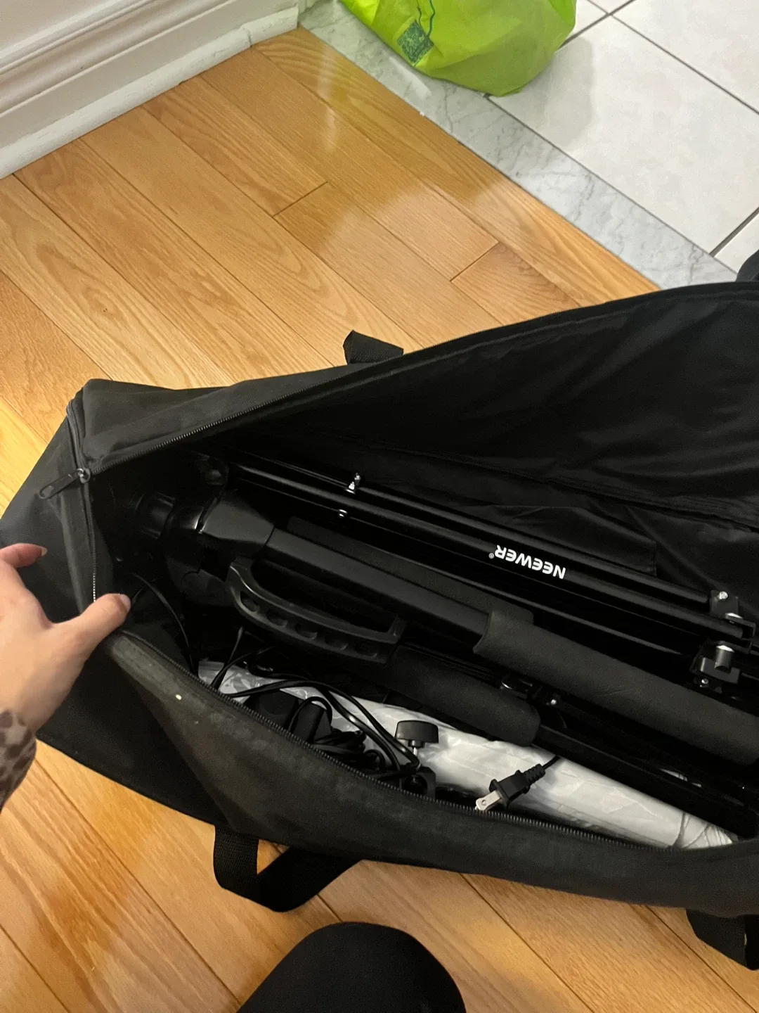 Neewer Tripod and lighting bars with Carrying Bag image indicator(2)