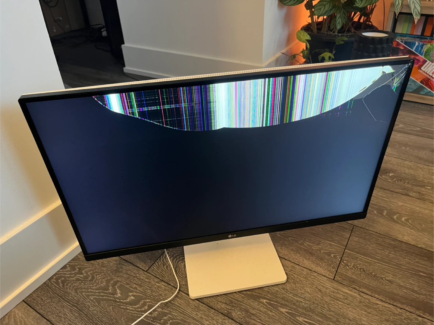 LG 27US500-W Monitor (Damaged)