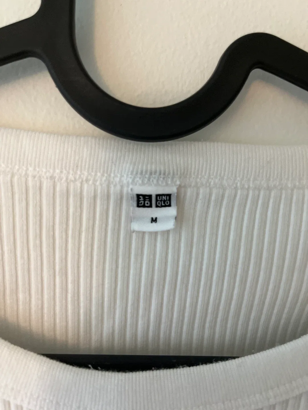 uniqlo basic white tee image indicator(2)